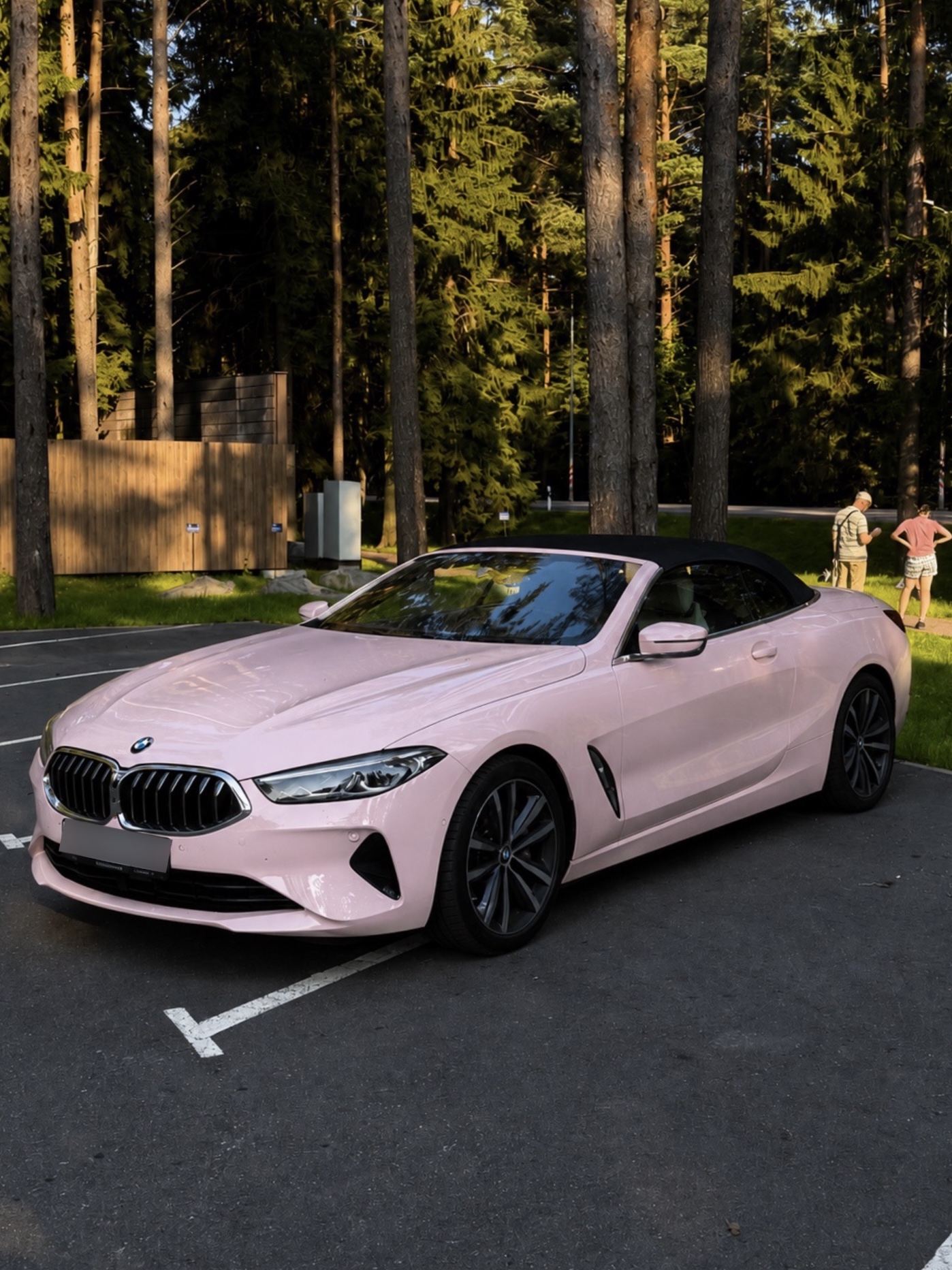 BMW 8 Series после оклейки в розовый
