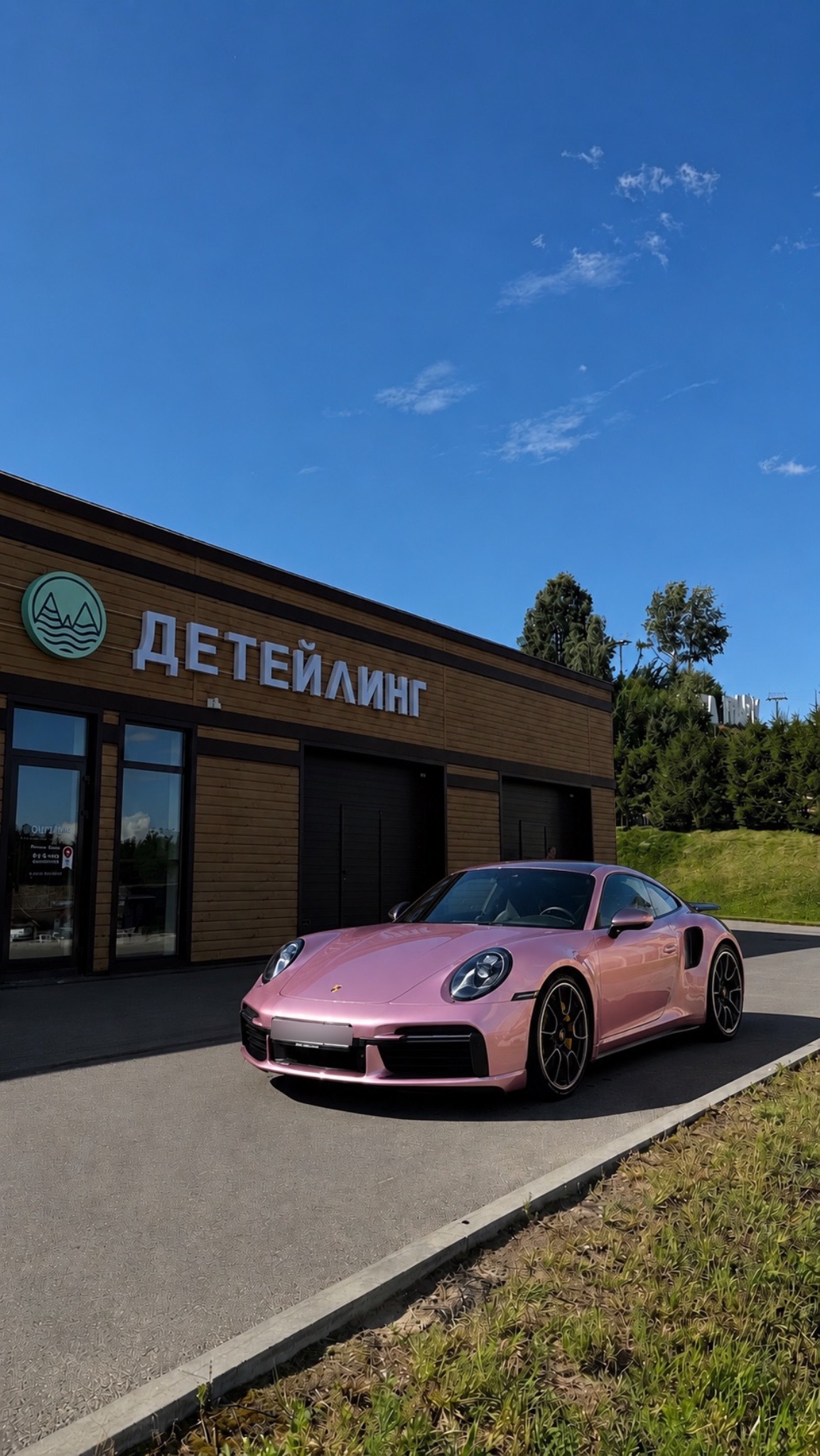 Porsche 911 Turbo S после оклейки в розовый сатин